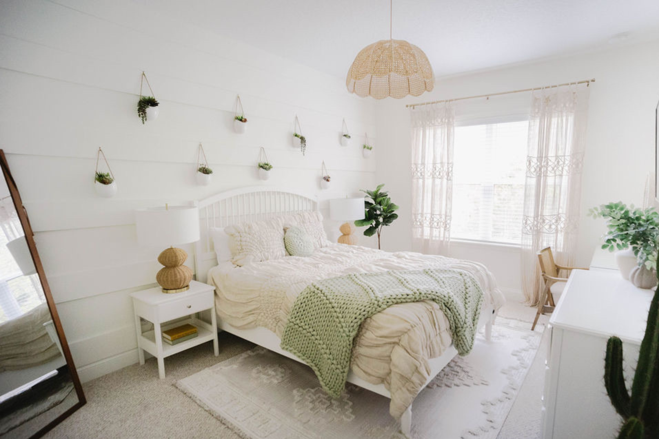 These before and after pictures of a bedroom design show the contrast between the old, dark room and the newly transformed space into a friendly and comforting area with earthy tones.