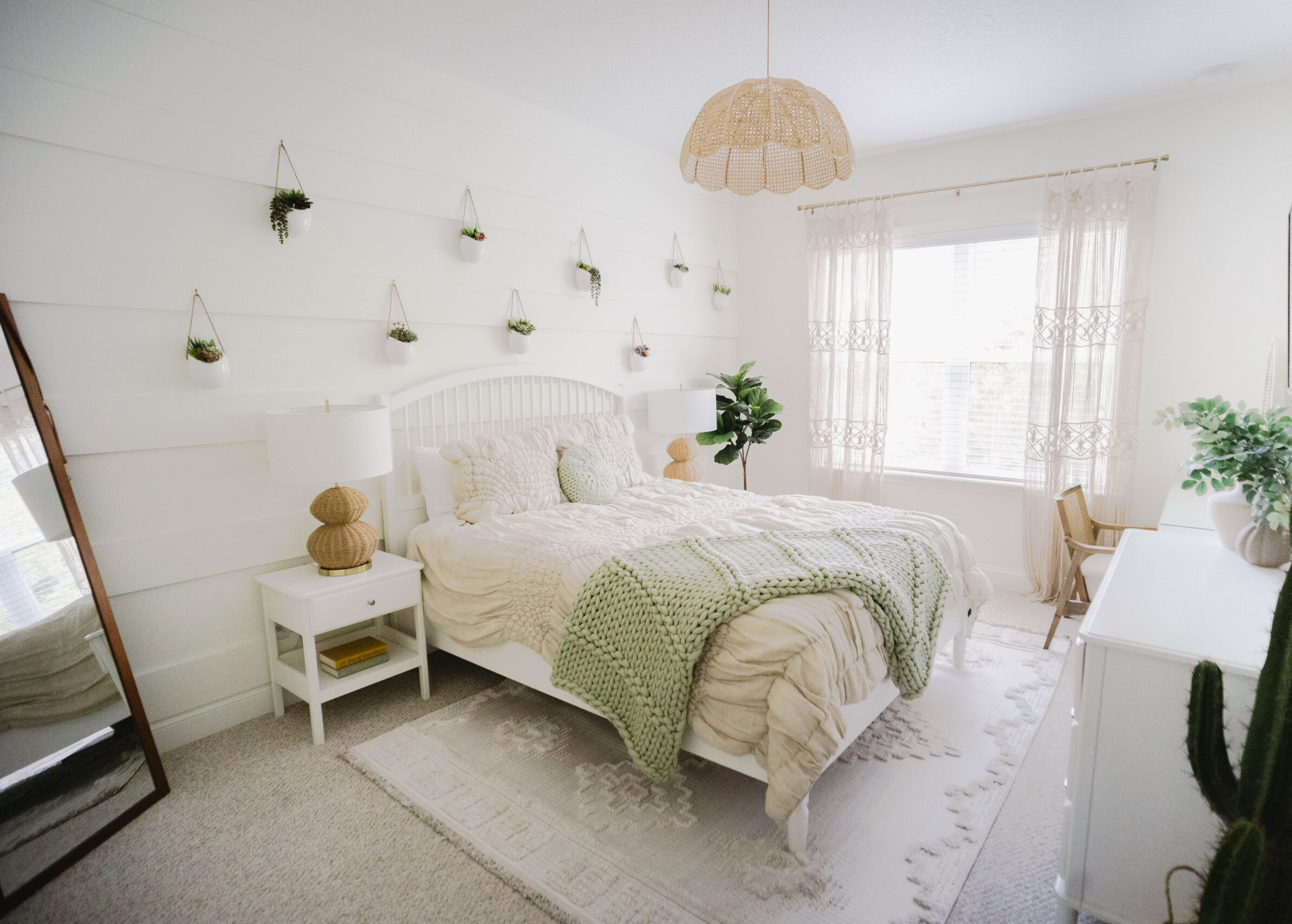 These before and after pictures of a bedroom design show the contrast between the old, dark room and the newly transformed space into a friendly and comforting area with earthy tones.