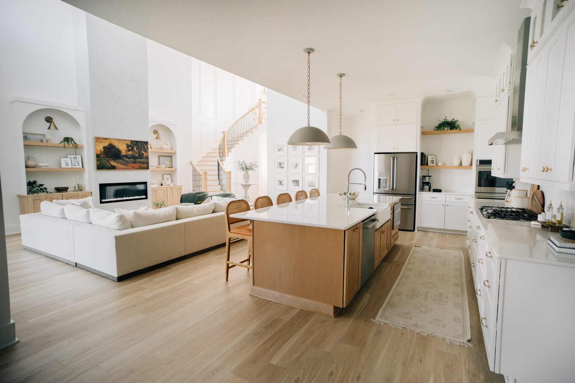 These before and after pictures of a bedroom design show the contrast between the old, dark room and the newly transformed space into a friendly and comforting area with earthy tones.